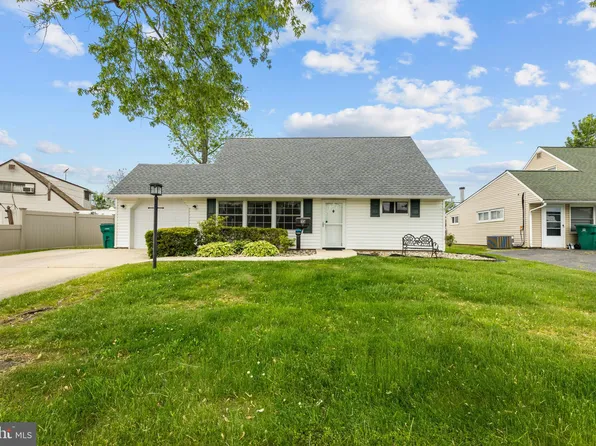 15 Iris Rd, Levittown, PA 19057