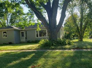 303 6th St SW, Hampton, IA 50441