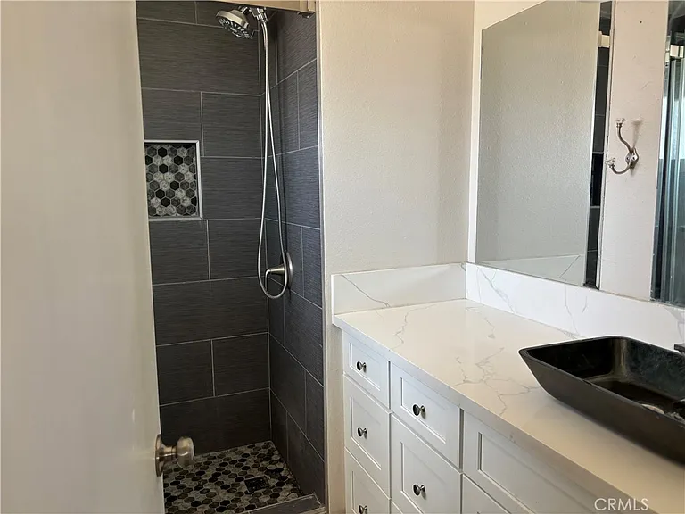 471 Whitney Dr — Photo 5