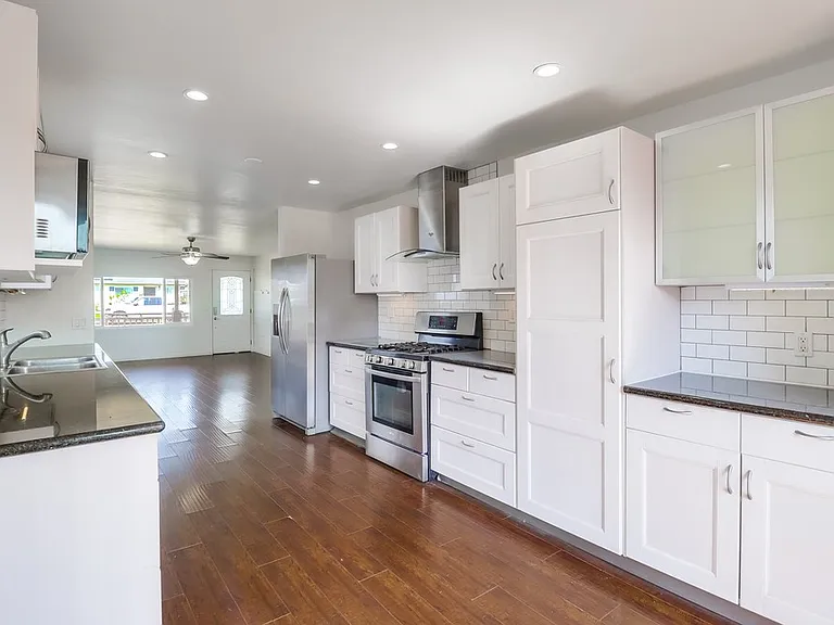 843 Georgia St — Photo 29