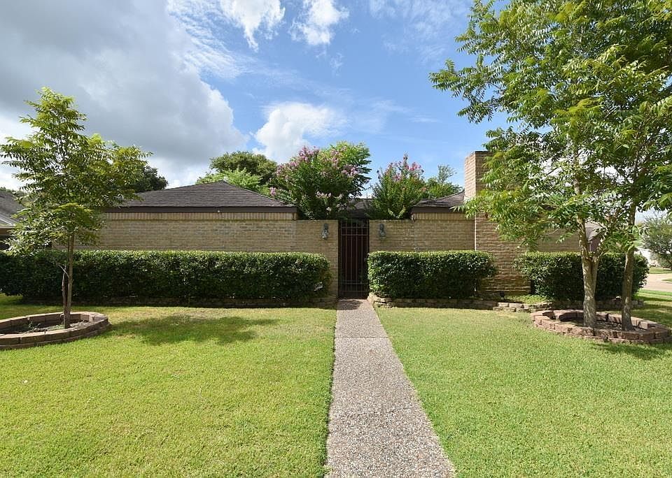 1st image of 15931 Herongate Dr