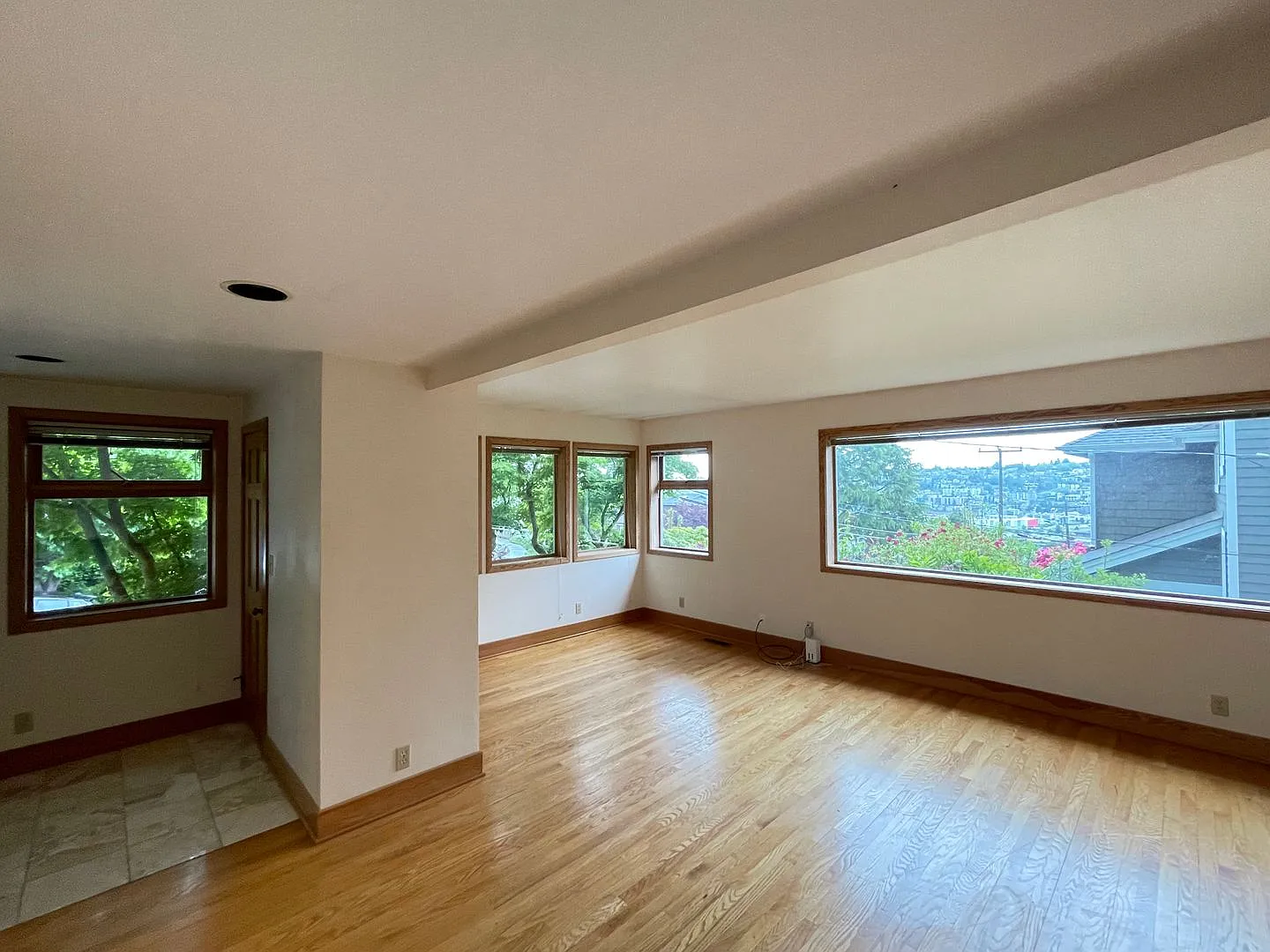 Spacious 5-Bedroom Magnolia Home with Rooftop Deck & Lake Views — Photo 3