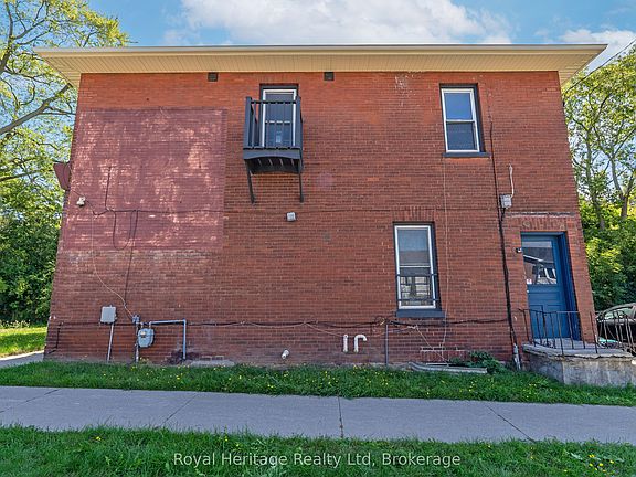 5th image of 394 Centre St S