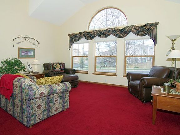 2012 Red carpet replaced with green/brown. Wall between parlor/dining area.