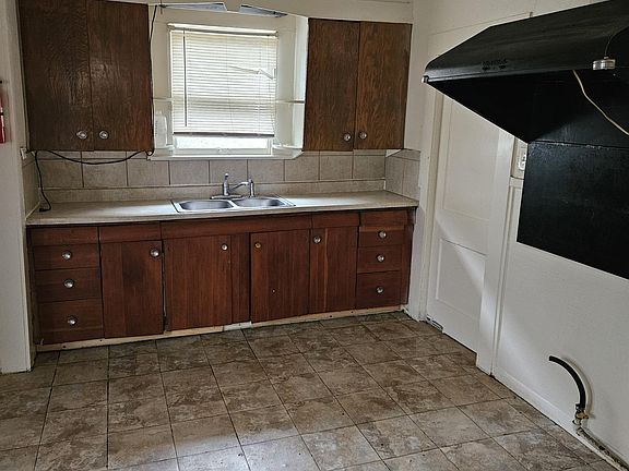 4th image of 218 Glenwood Ct