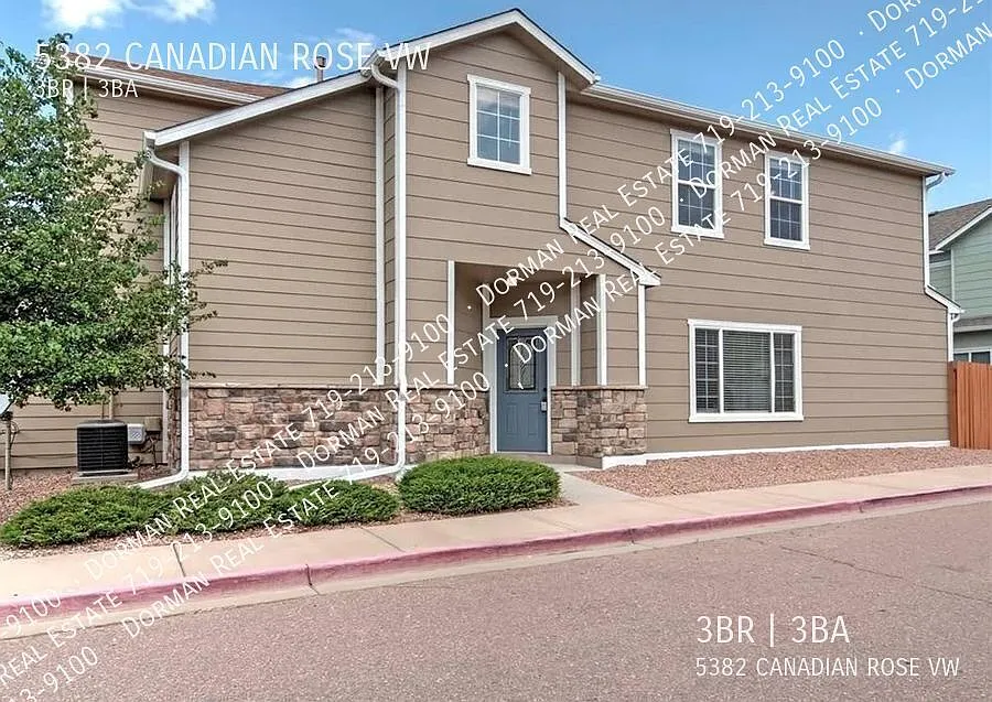 Bright & updated two story townhome, easy access to Powers! — Photo 2