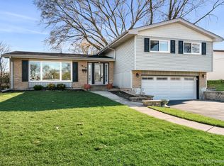 879 Lilac Way, Lombard, IL 60148