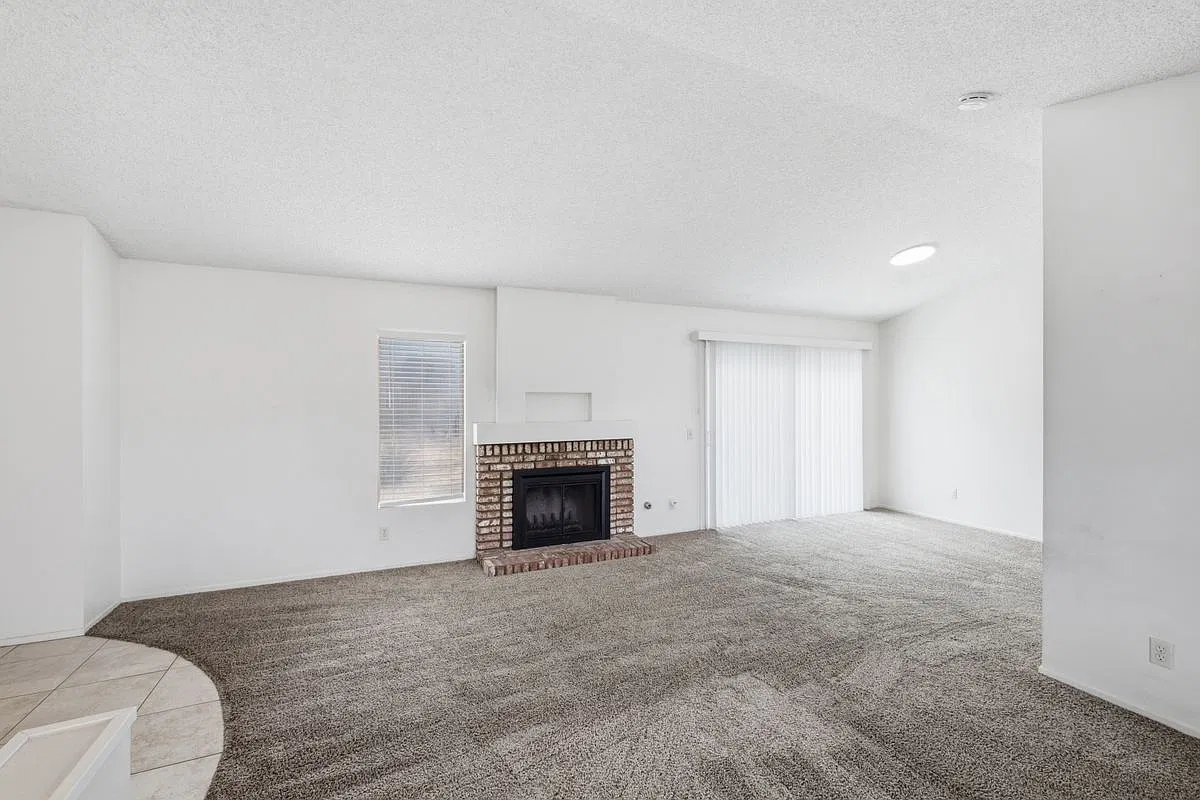 3 bed, 2.0 bath, 1326 sqft, $2,100 — Photo 4