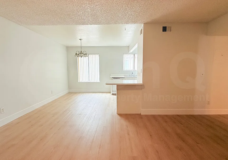 912 N Revere #202