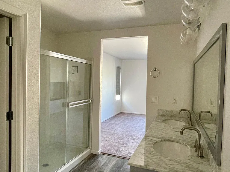 Main bath, en suite