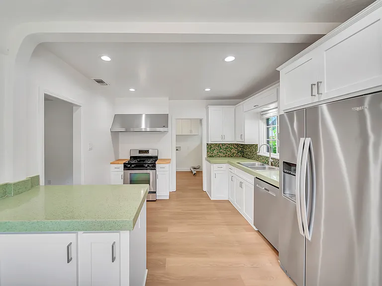 546 S Beachwood Dr — Photo 14