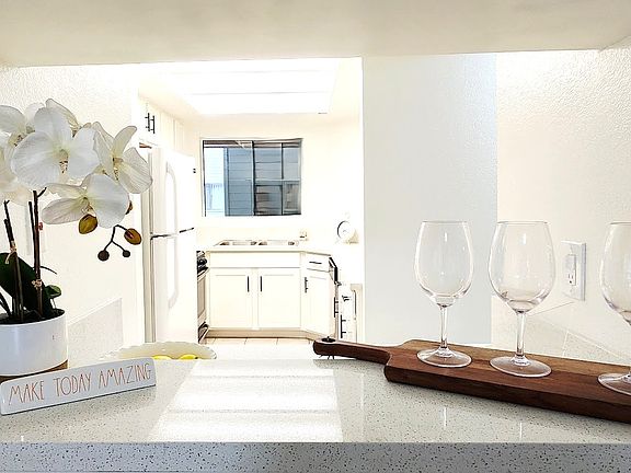 4th image of 1141 N Columbus Ave #112