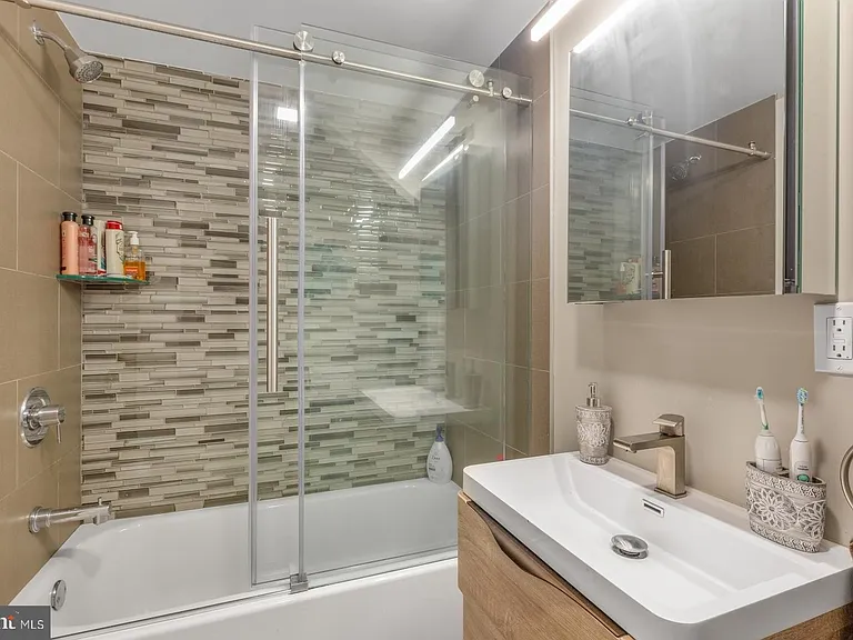 1142 Crease St #2L — Photo 10