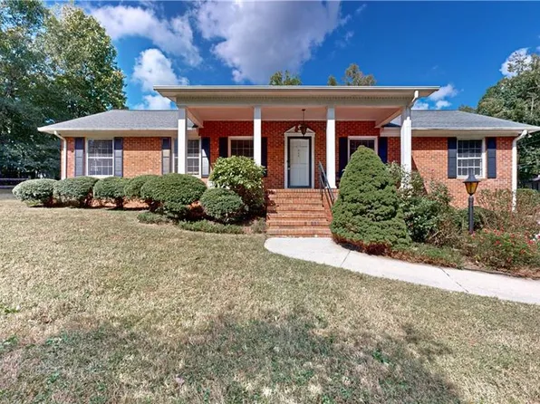 711 Overbrook Dr, Thomasville, NC 27360