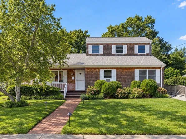 26 General McLean Dr, Bellport, NY 11713