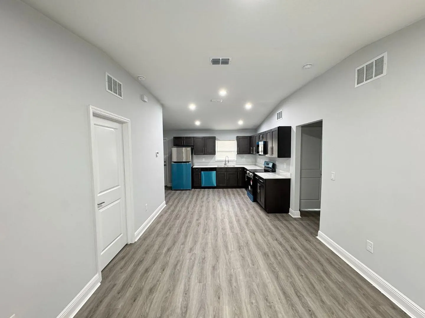 3 bed, 999 sqft, $1,697 — Photo 4