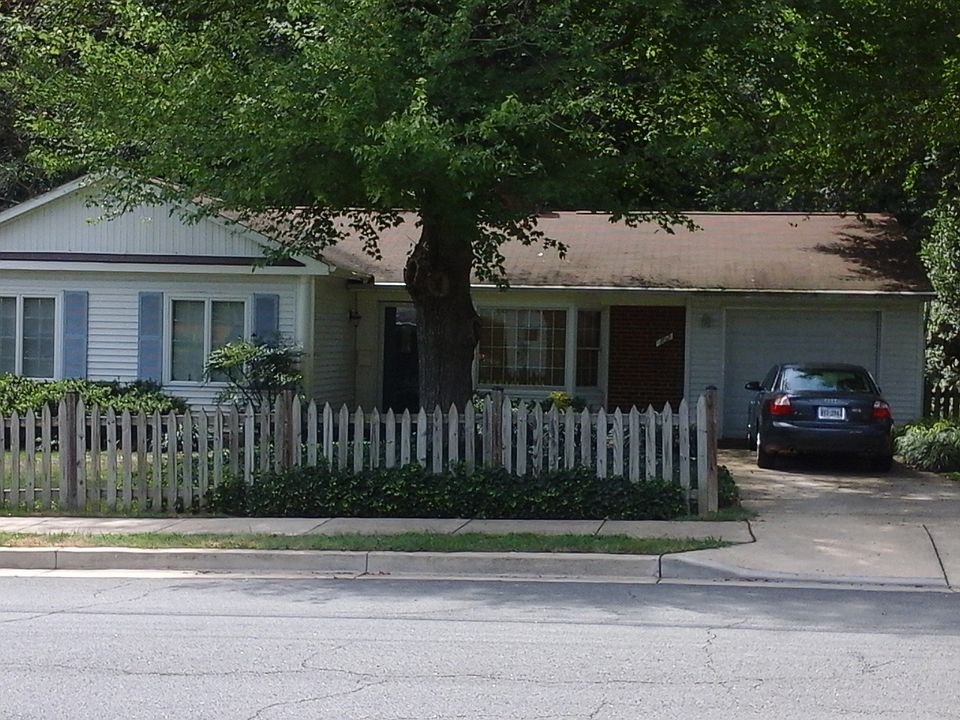 1st image of 102 Fardale St SE