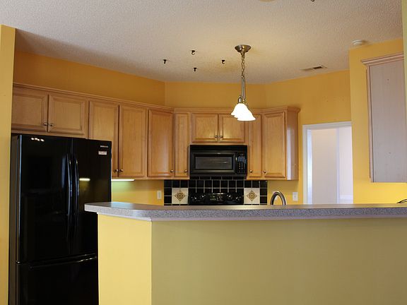 Breakfast bar and kitchen