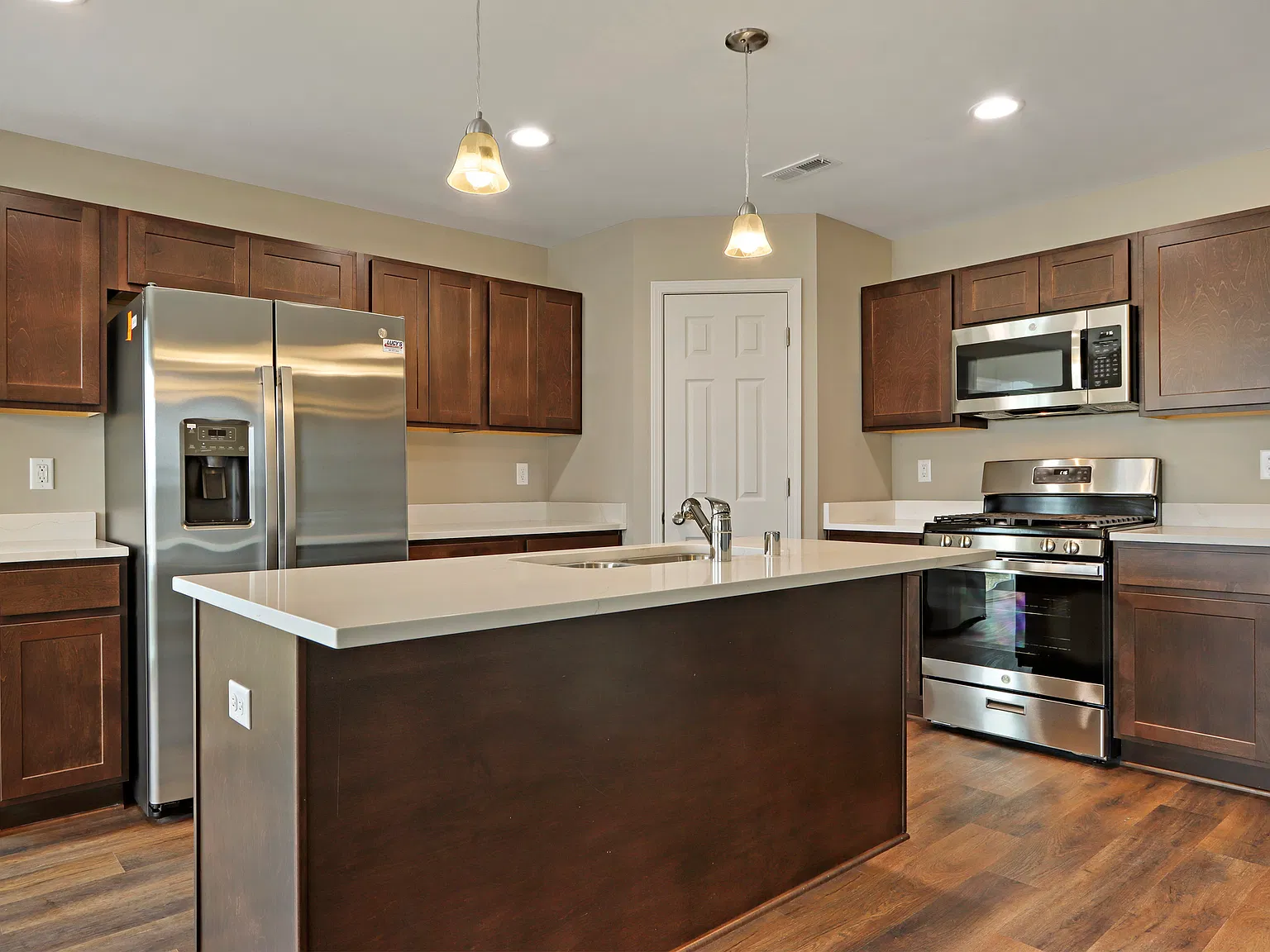 4 bed, 2.5 bath, 1900 sqft, $2,500 — Photo 2
