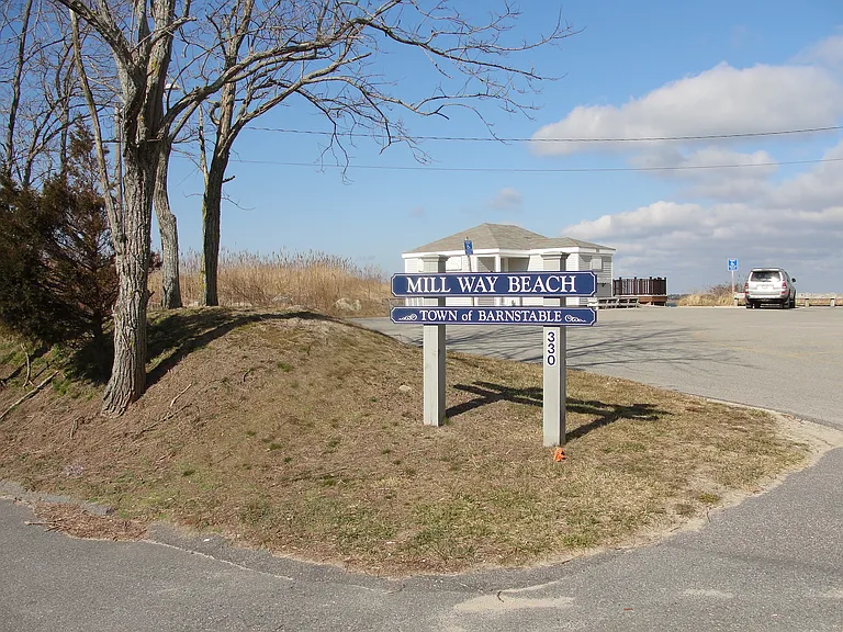 1 Mile to Mill Way Beach! .75 miles to Village center