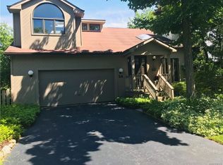 54 Little Robin Rd, Amherst, NY 14228