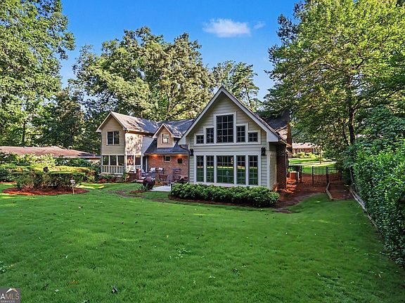3rd image of 804 Pinetree Dr