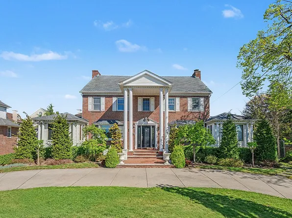 23 Center Dr, Malba, NY 11357