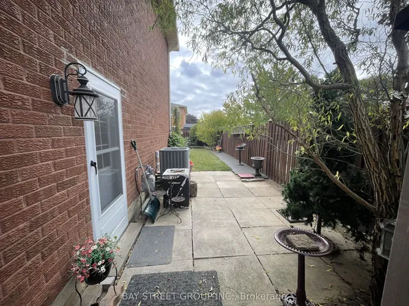 1 Tralee St, Brampton, ON L6Z 2X4