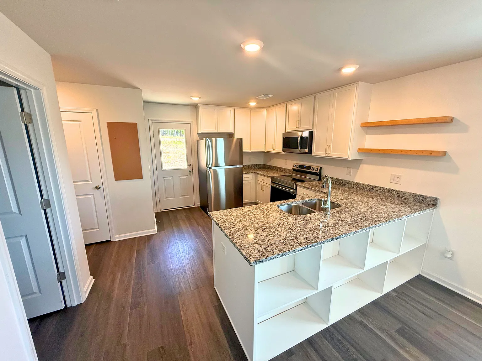 3 bed, 1402 sqft, $1,800 — Photo 4