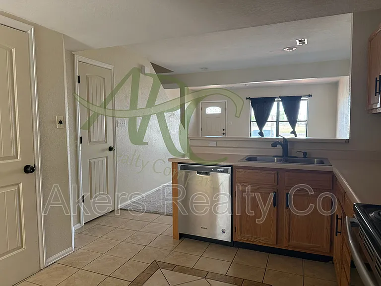 182 E Spaulding Ave — Photo 1