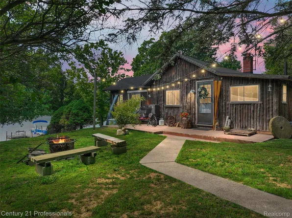 9233 Evee Rd, Clarkston, MI 48348