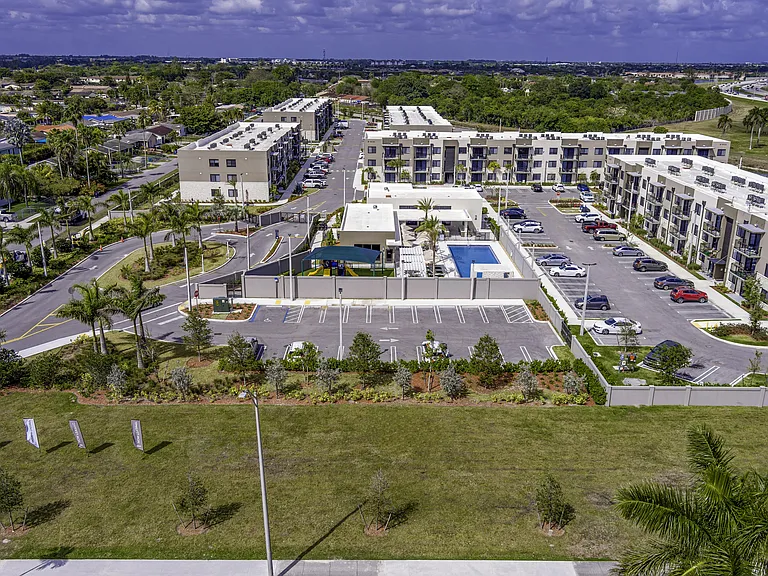 Resia Biscayne Drive — Photo 23