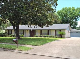 114 Cardinal St, Lake Jackson, TX 77566