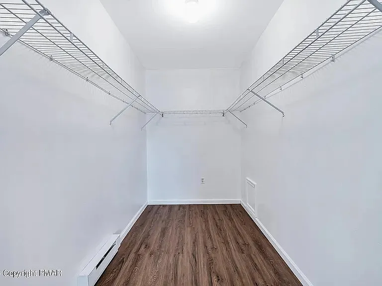 1076 Lancaster Dr — Photo 6