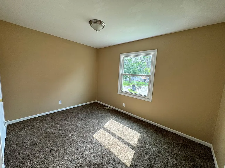 321 19th Avenue Ct W — Photo 4