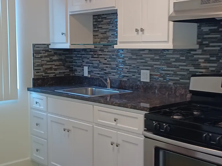 214 E Stocker St #B — Photo 13