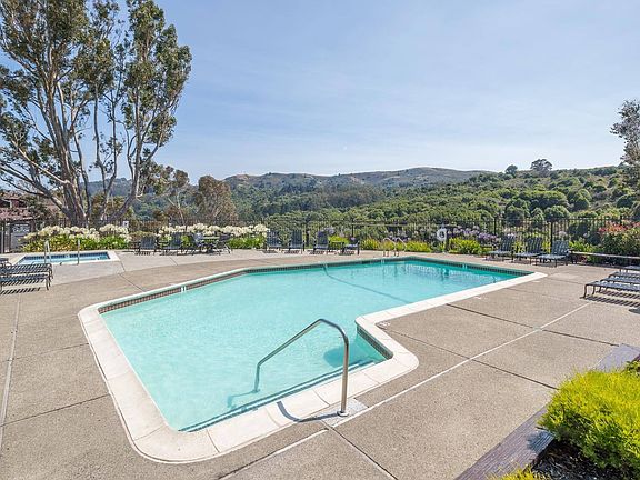 Resort Style Pool | Summit at Sausalito | Luxury Apartments at Sausalito