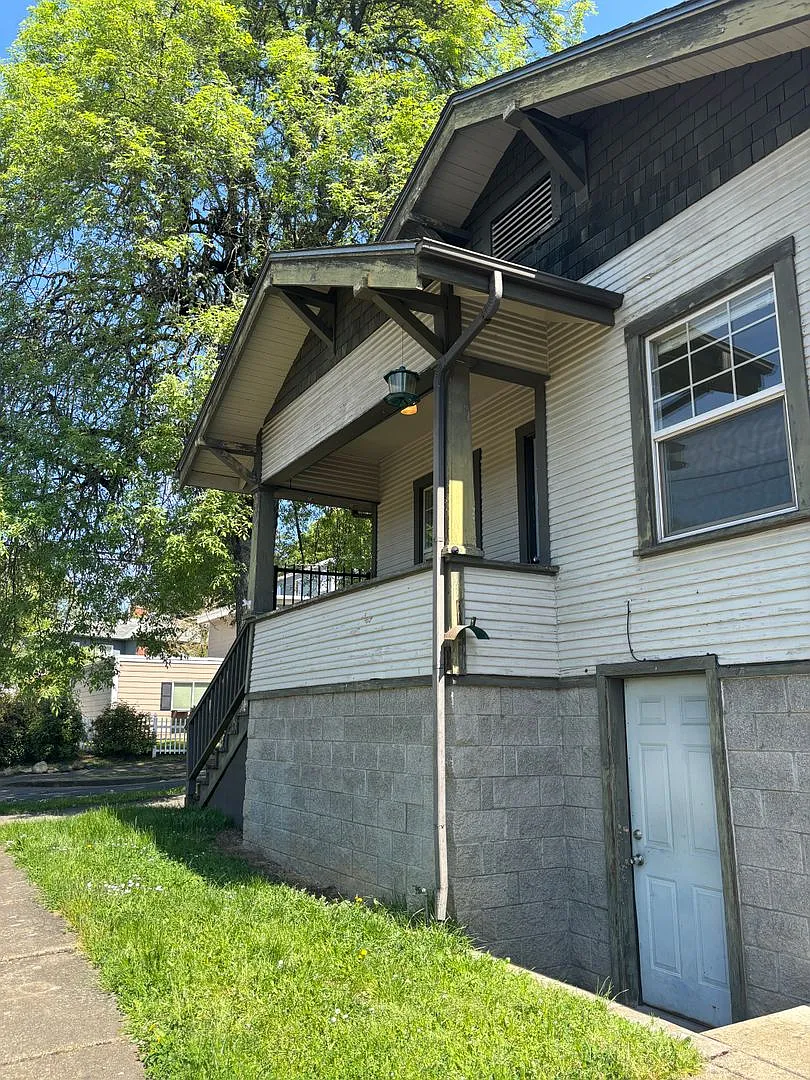 3 Bedroom House w/ Bonus Rooms — Photo 1