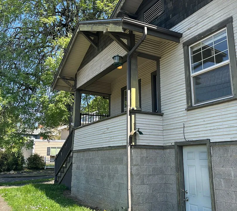 1115 SE Roberts Ave