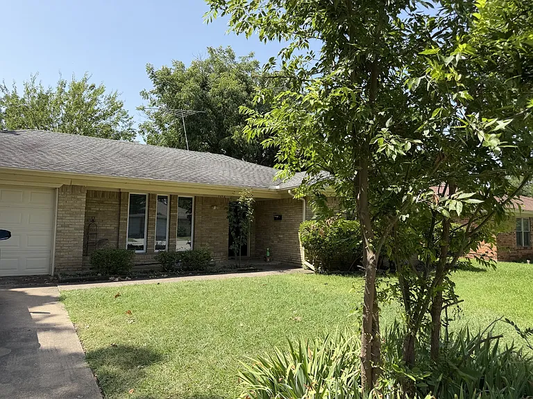 1212 Linden Dr — Photo 2