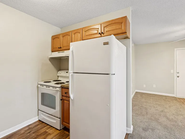 Willow Tree Apartments — Photo 28