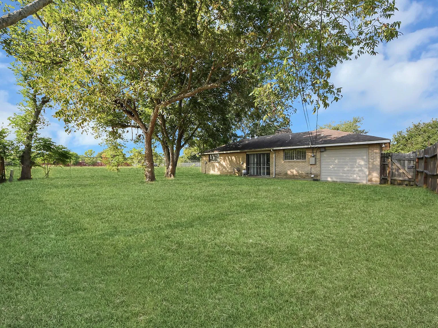 3 bed, 2.0 bath, 1337 sqft, $1,700 — Photo 3