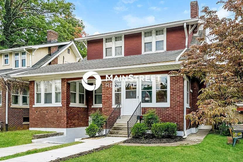 220 Oxford Pl — Photo 2