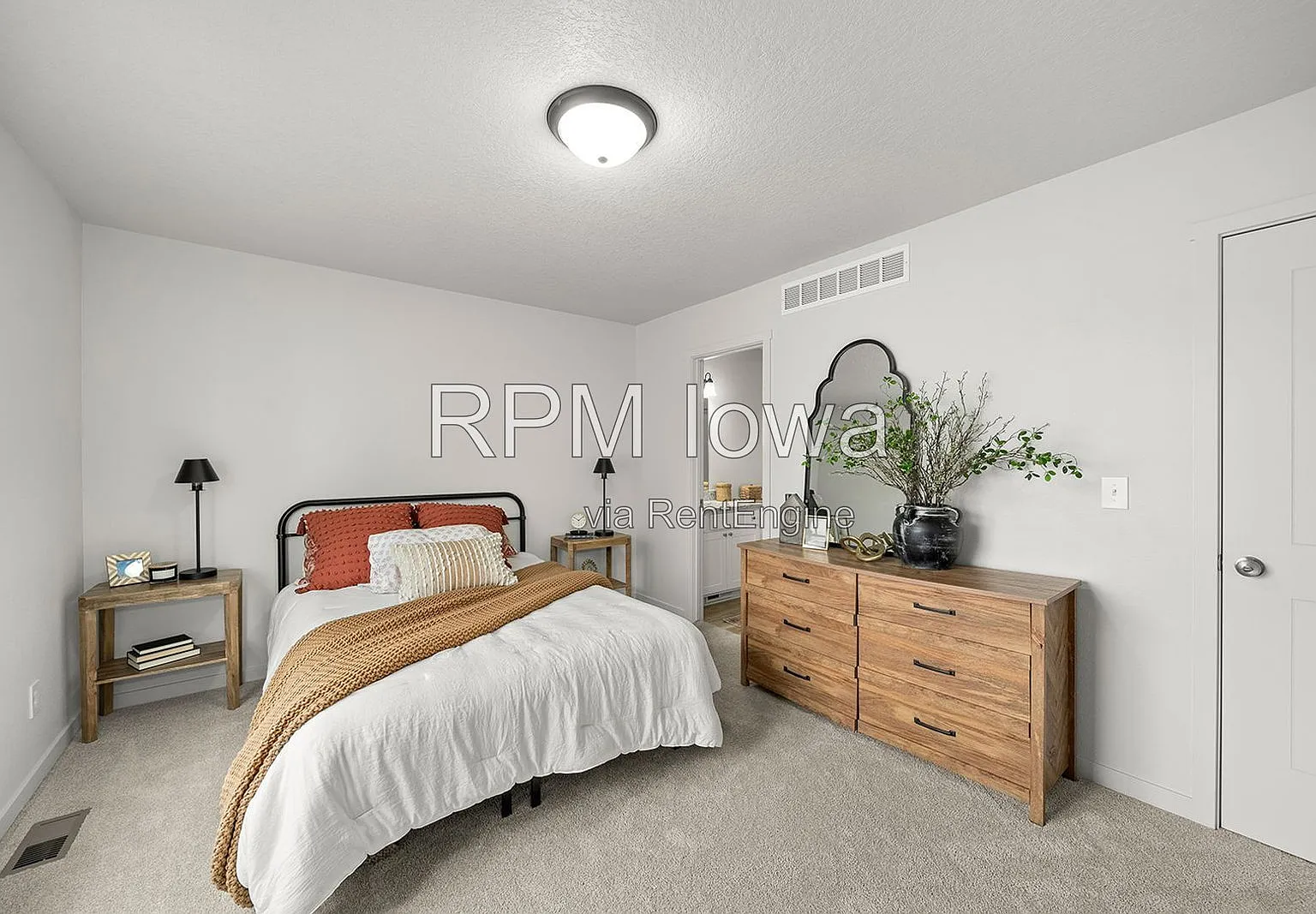 3 bed, 2.5 bath, 1239 sqft, $1,950 — Photo 3