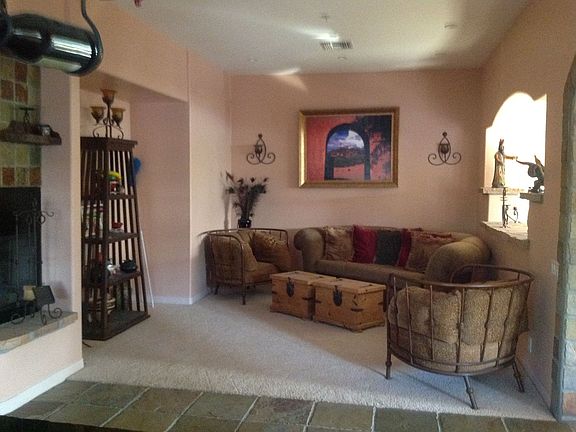Formal Dinning / Sit Area 