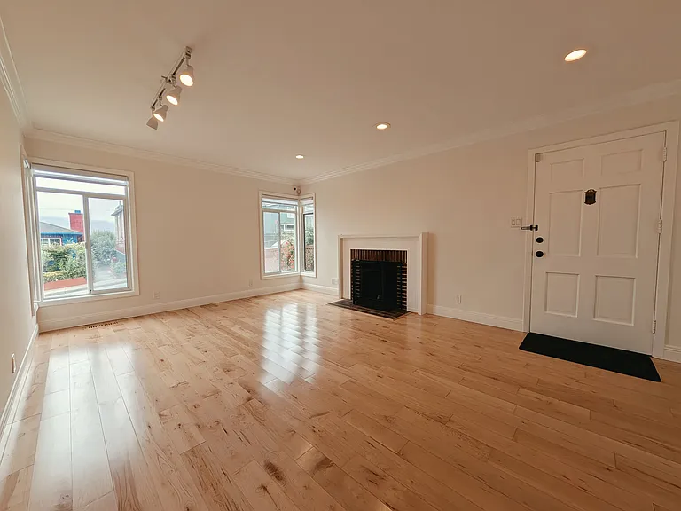1064 Gilman Dr — Photo 2