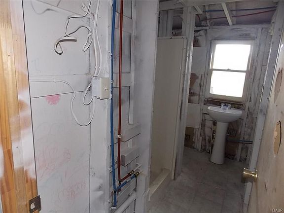 5th image of 158 Mill St