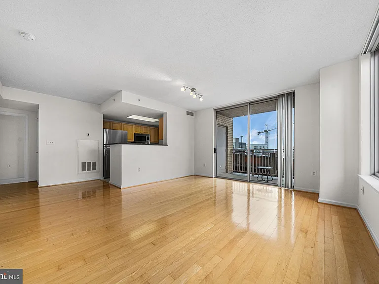 2726 Gallows Rd #619 — Photo 4