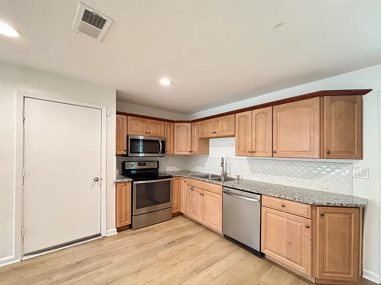 1304 Curtis Dr — Photo 10