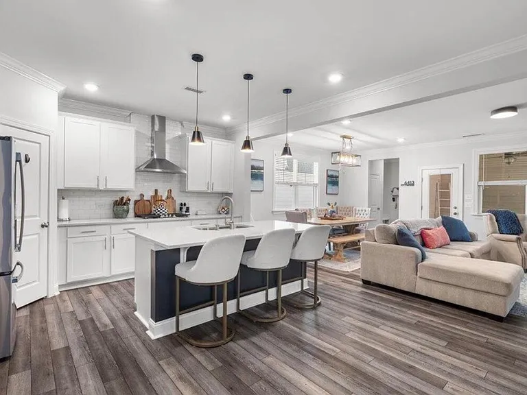 6413 Archwood Ave — Photo 4